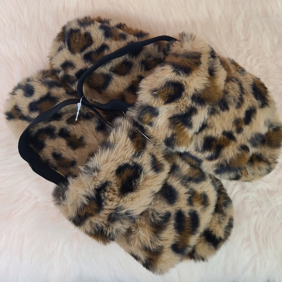 Jenni Leopard Slippers | Fuzzy Leopard Design | Comfy & Cozy - Picture 3 of 6
